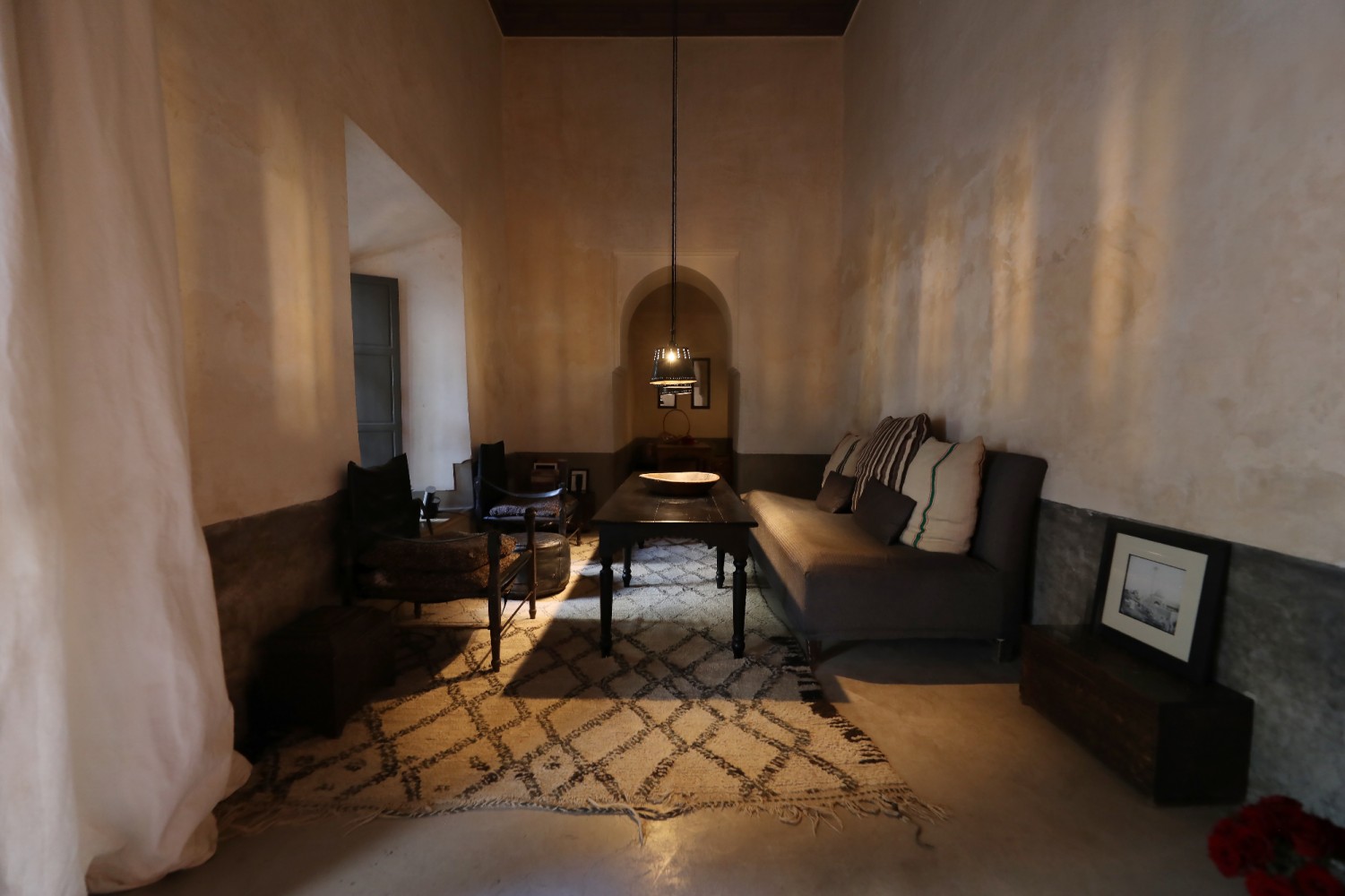 Le coin détente du salon, canapé et tapis berbère