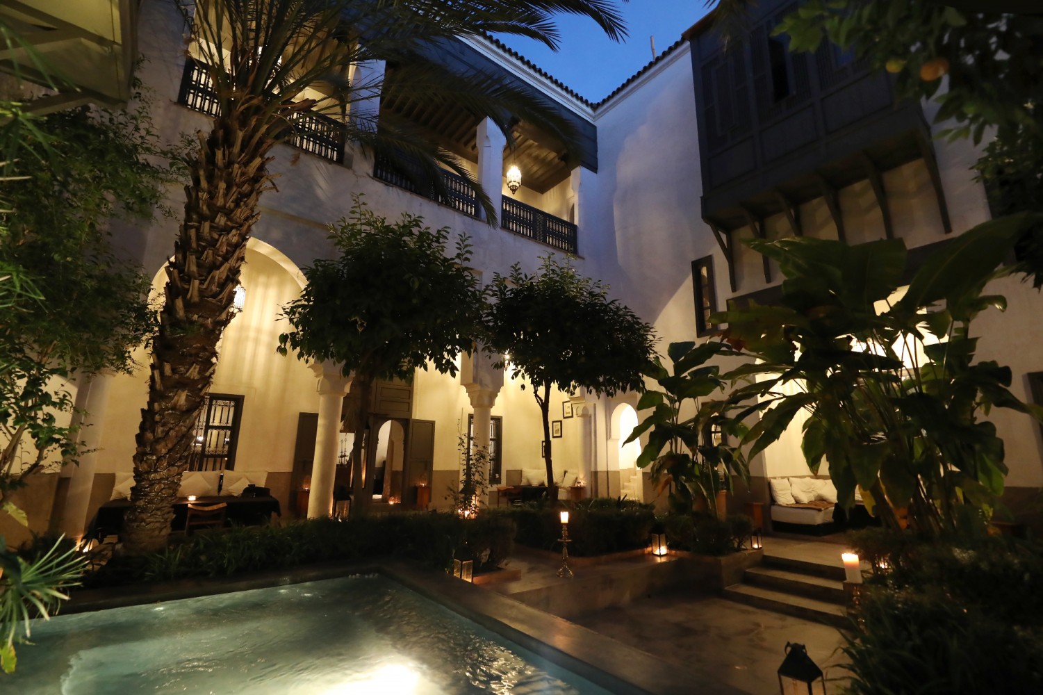 Le patio-jardin du Riad Zaouia 44 éclairé aux lanternes, au crépuscule