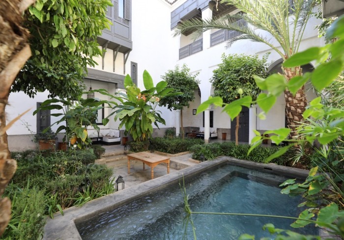 La piscine au cœur du grand patio