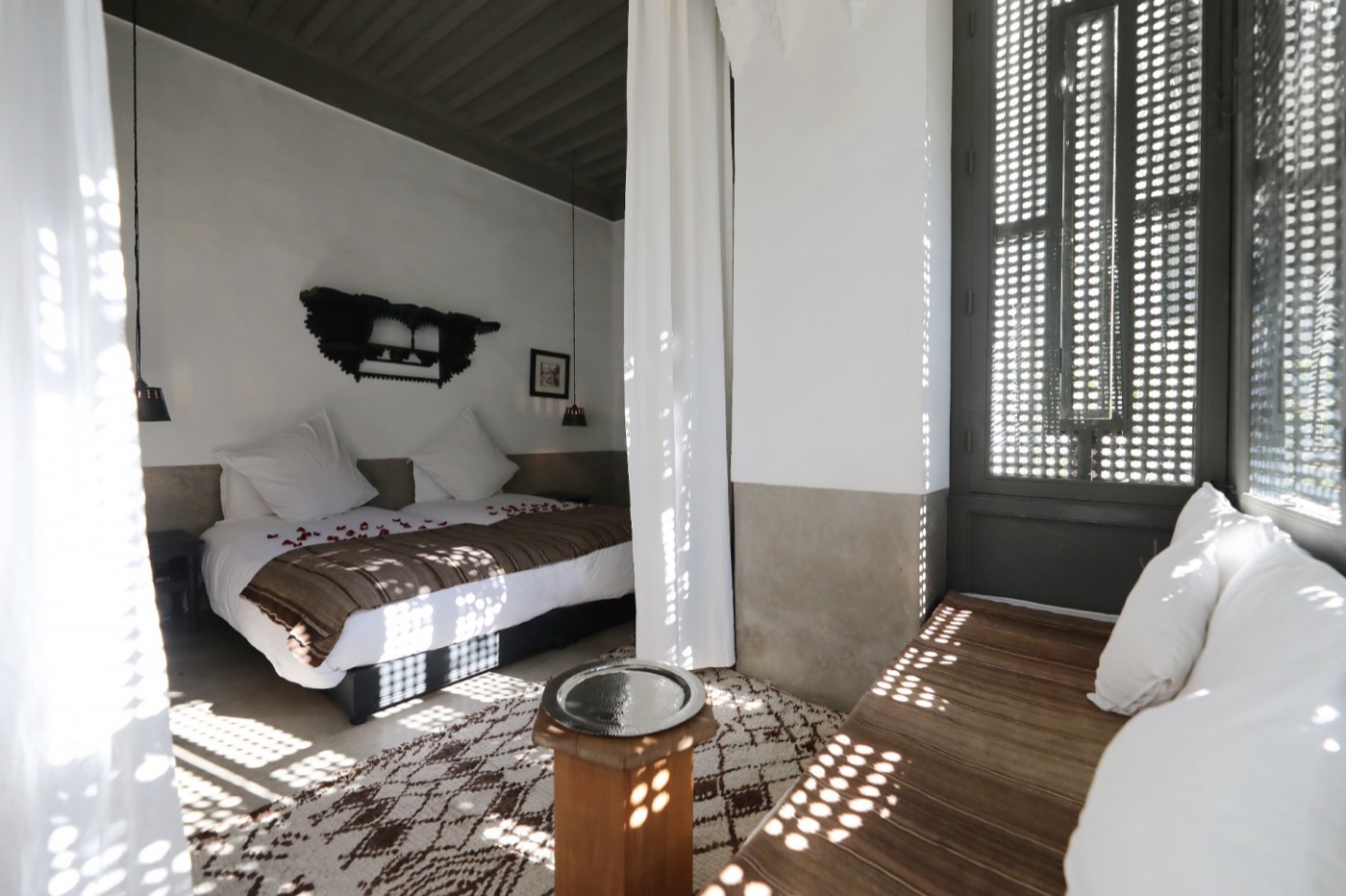 La Suite Menzeh Wahed et sa tête de lit sculptée